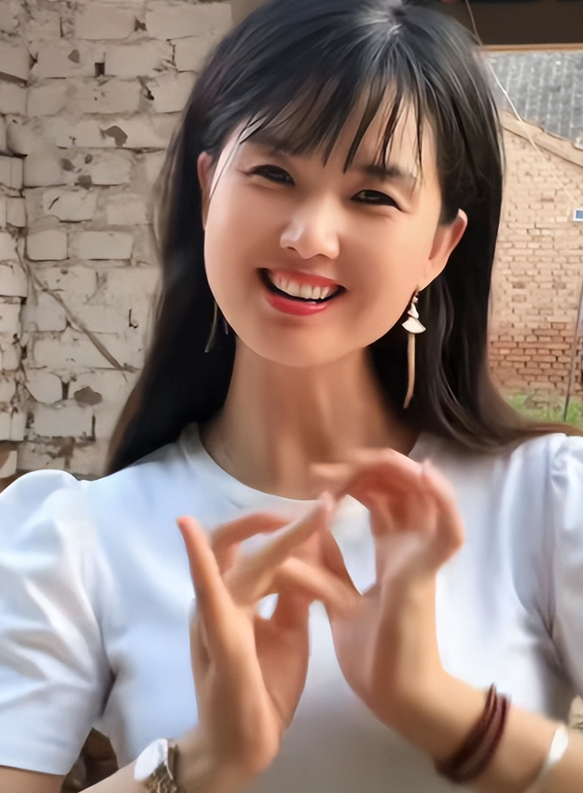 网红一笑倾城,30像50岁,大爷怒刷2千万,她的脸凭什么火?