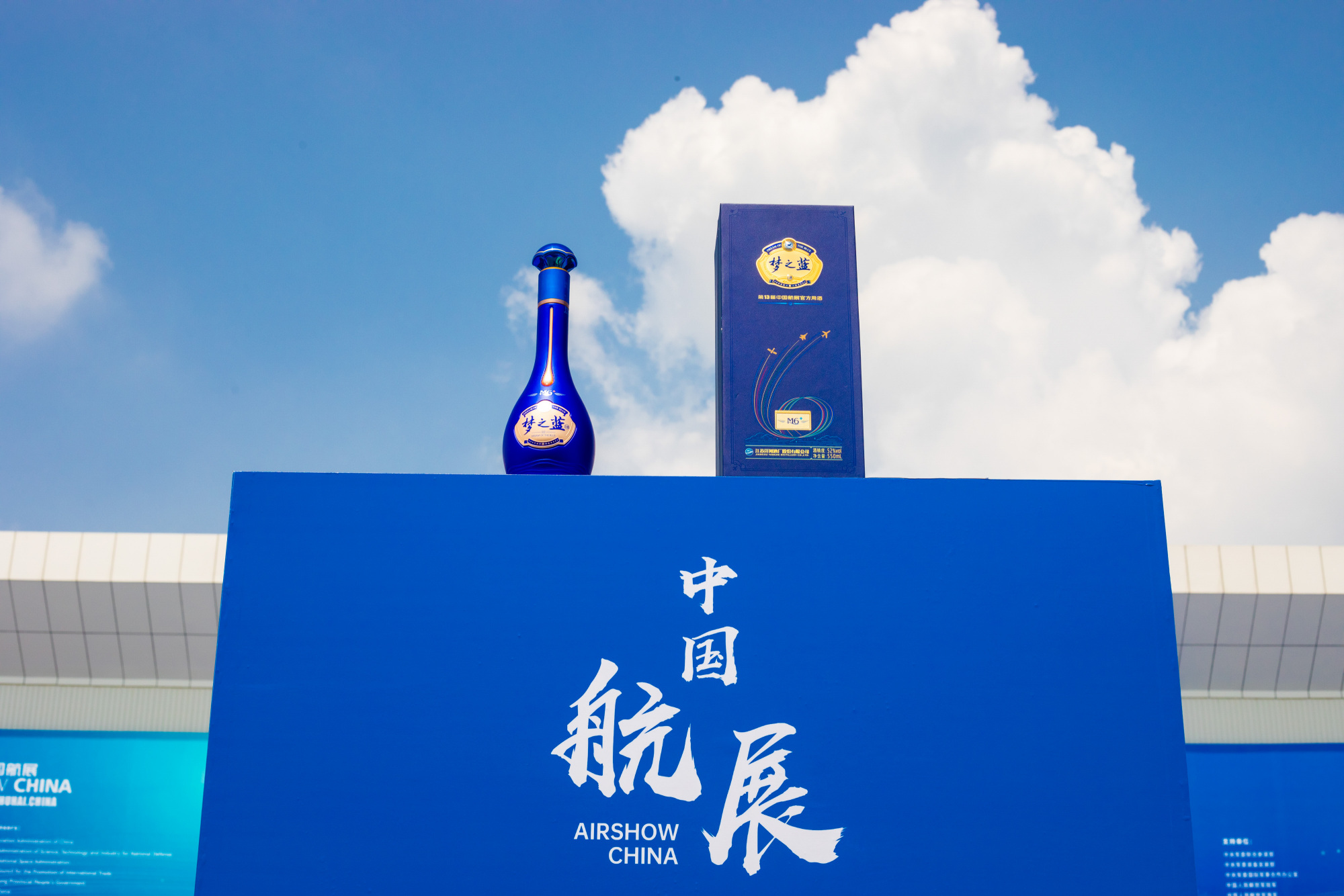 "神舟"伴月惊艳出征,"梦之蓝m6 "助力中国航天再探苍穹!