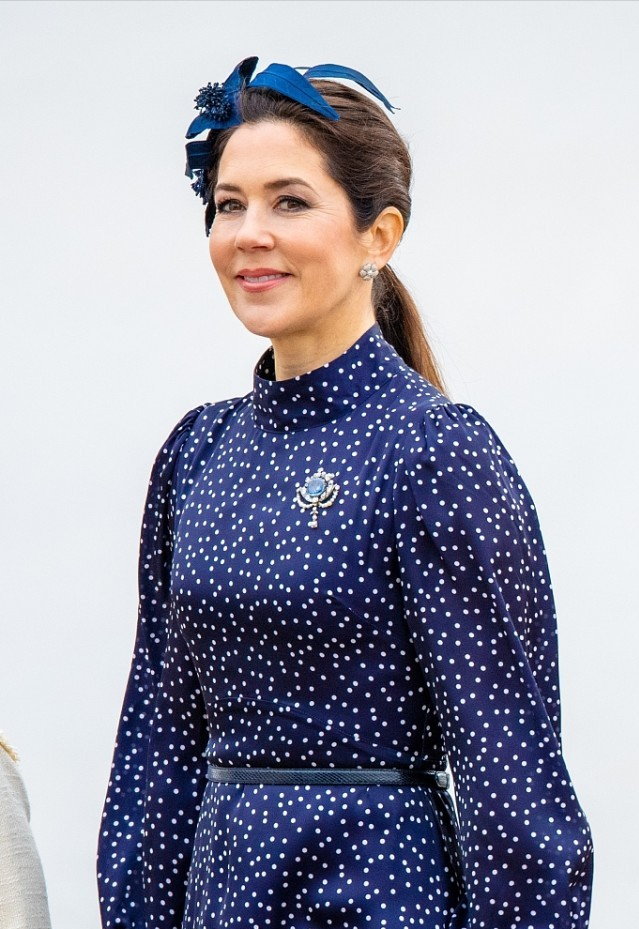 49岁丹麦王储妃好真实,泡泡袖波点裙挺清新,直拍看得出脸上皱纹