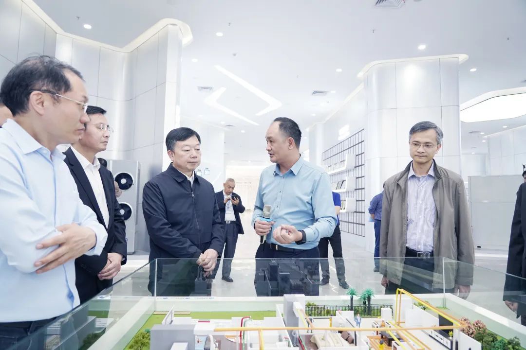 福建省委组织部副部长周青松一行莅临纽恩泰新能源开展产业调研