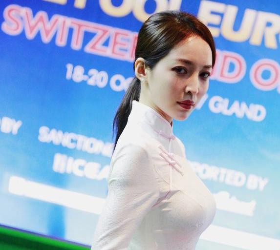 最美台球裁判,王钟瑶换上白色旗袍,简直美到天际