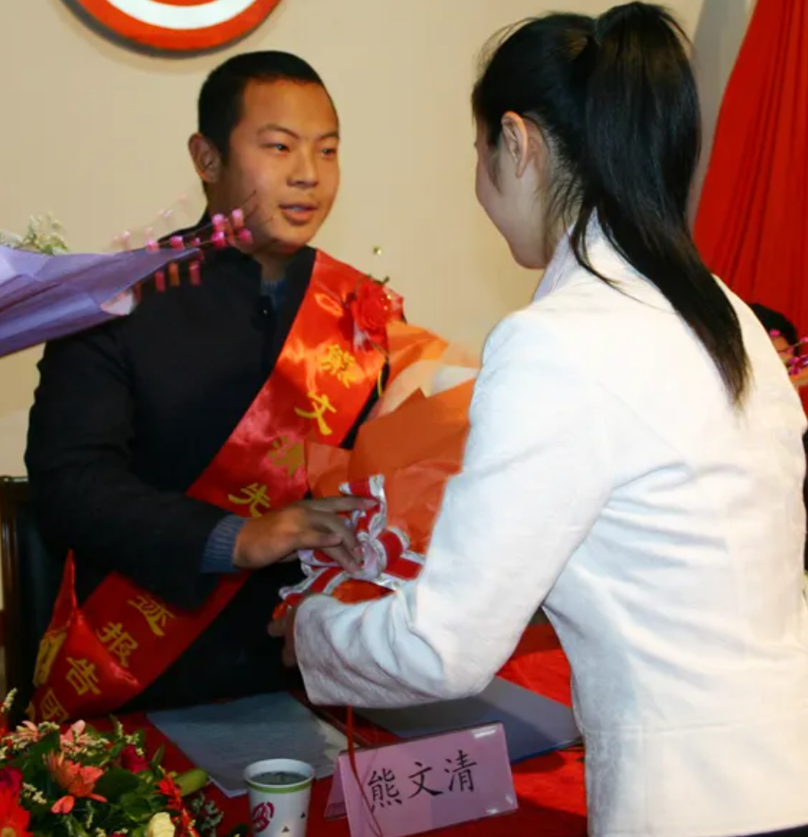 熊文清接受表彰更令人感动的是,他将获得的奖金捐给了一个贫困辍学的