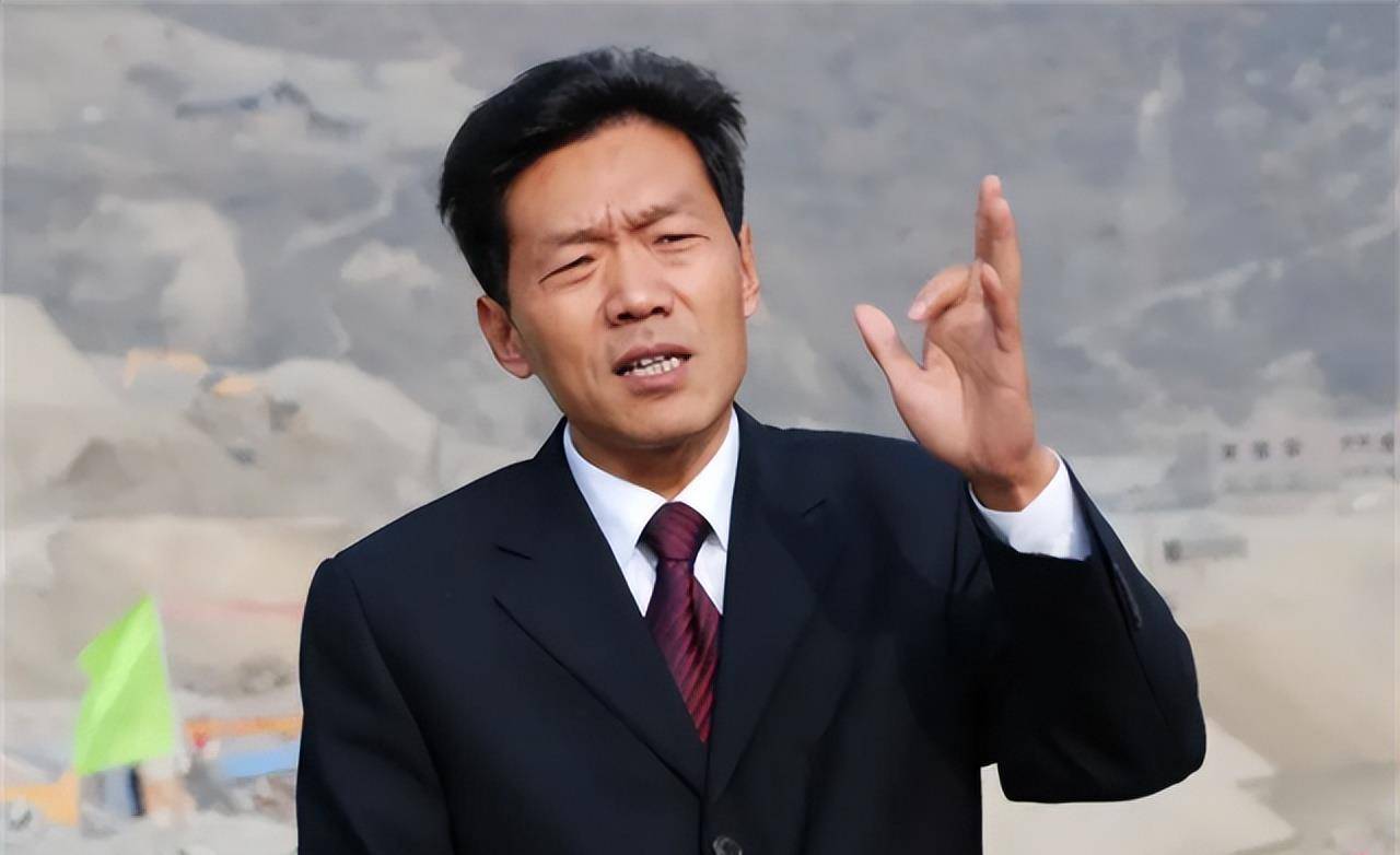 戏精贪官青理东:让母亲捡垃圾,自己却偷玩女下属,提拔美女镇长