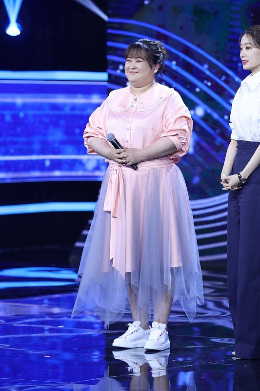 贾玲真的很会搭配,穿的裙子可爱还甜美,比其他女明星更有特色