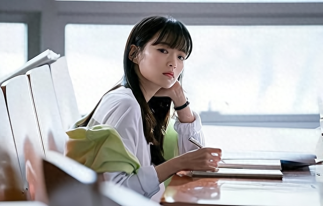 因为他们两个人就住在对门儿的关系,那天晚上刘朝玉还邀请陈若涵到