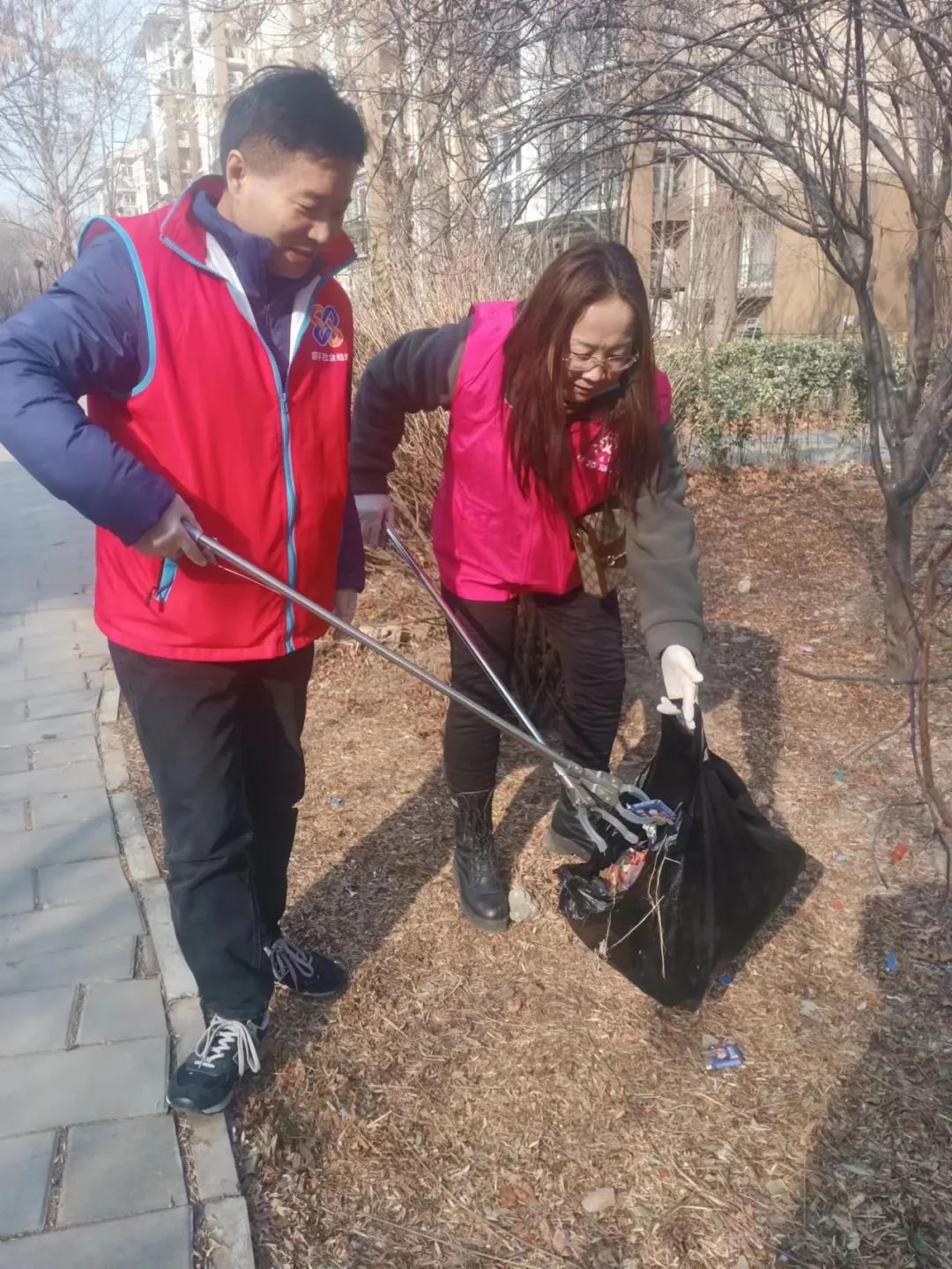 迎两会 学雷锋 美环境 争创城~龙泽园街道开展周末大扫除活动