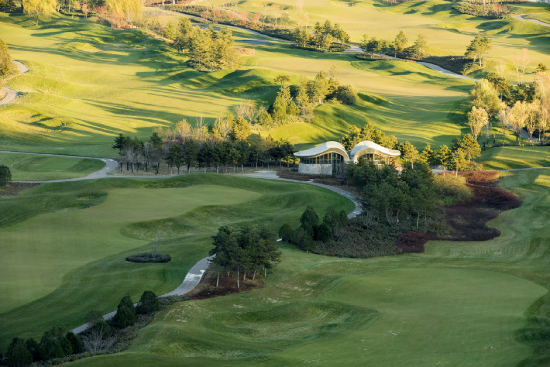 旷野天低水清云近微风吹过走在草地上幽幽的草香扑面而来