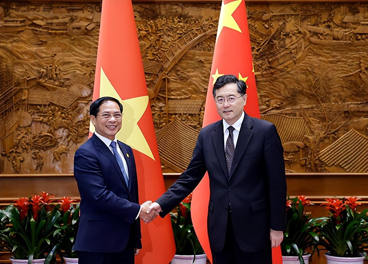 美航母还没离开越南,越外长已抵达北京,直言中越关系是头等优先