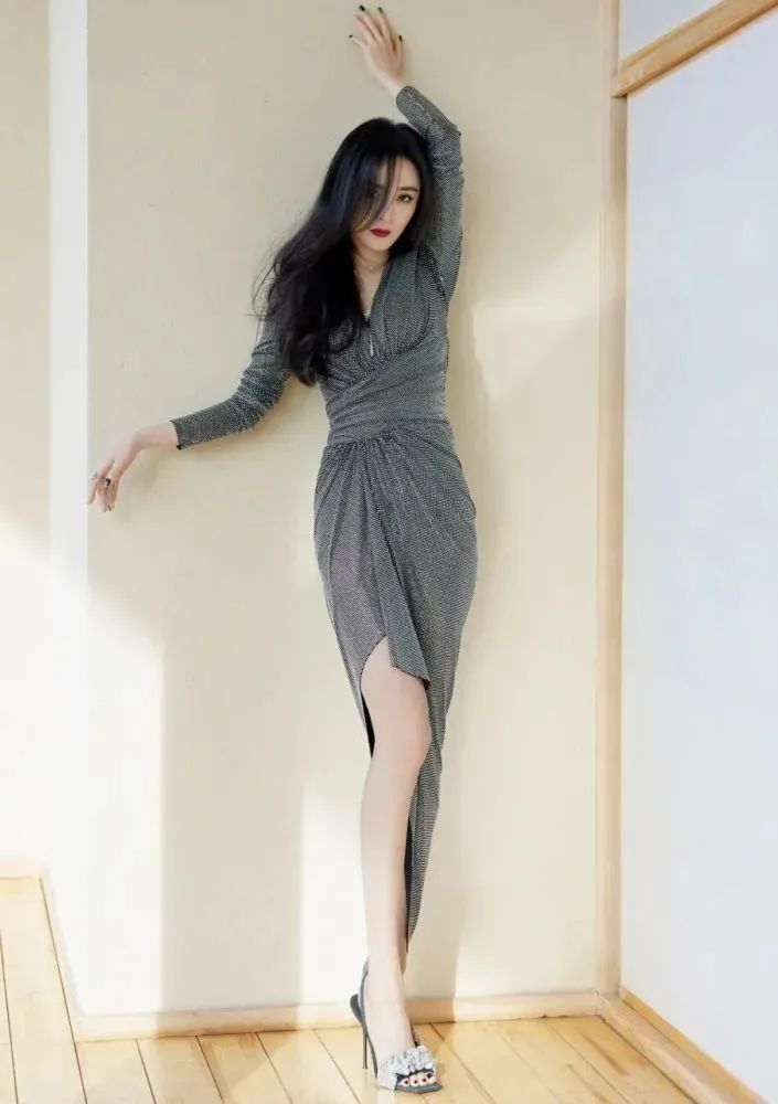 杨幂"渣女站姿"秀身材!腰和屁股太绝了,这美貌和身材谁能比?