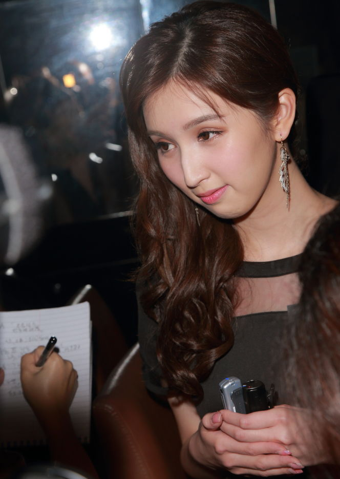 香港小花何傲儿,与大51岁富豪传恋情,是忘年交还是爷孙恋?