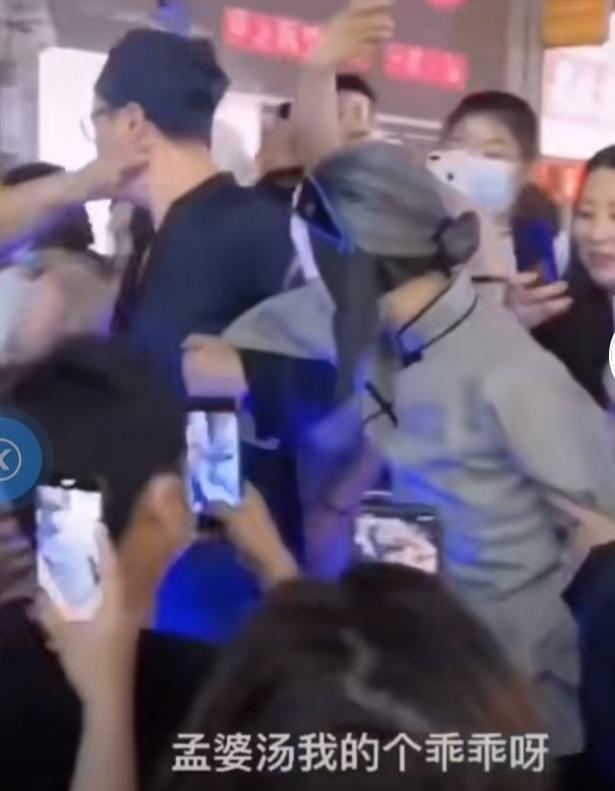 推荐郑州“孟婆”火爆全网，游客排长龙喝孟婆汤，网友：就是苦丁茶