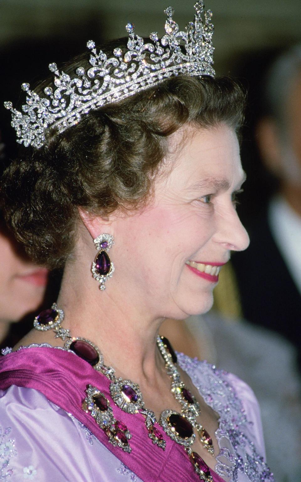 英国女王有多少珠宝?盘点伊丽莎白二世的各种王冠和私藏珠宝