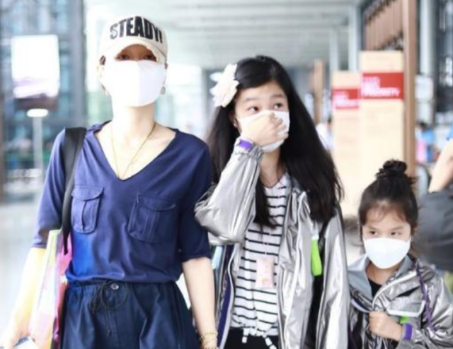 马伊琍小女儿庆祝8岁生日,穿公主裙气质出众,一把搂住妈妈脖子