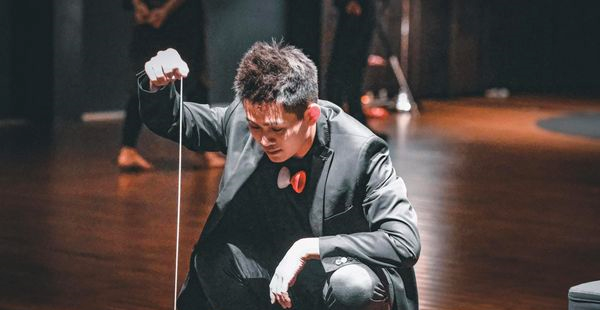 73岁的残疾歌星李炳辉,举纸牌向路人乞讨,他的穿着过于消瘦