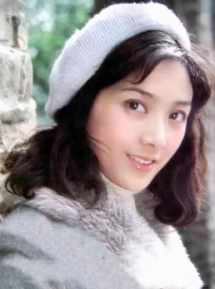 作为"80年代第一美女",龚雪老师的穿搭造型,至今依旧时髦靓丽