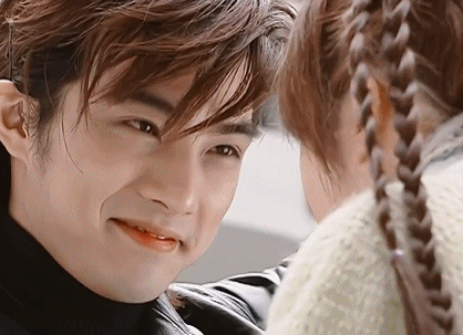 那么现如今,一个个网红美女不知道何故,人均化身为了"油系贺军翔".