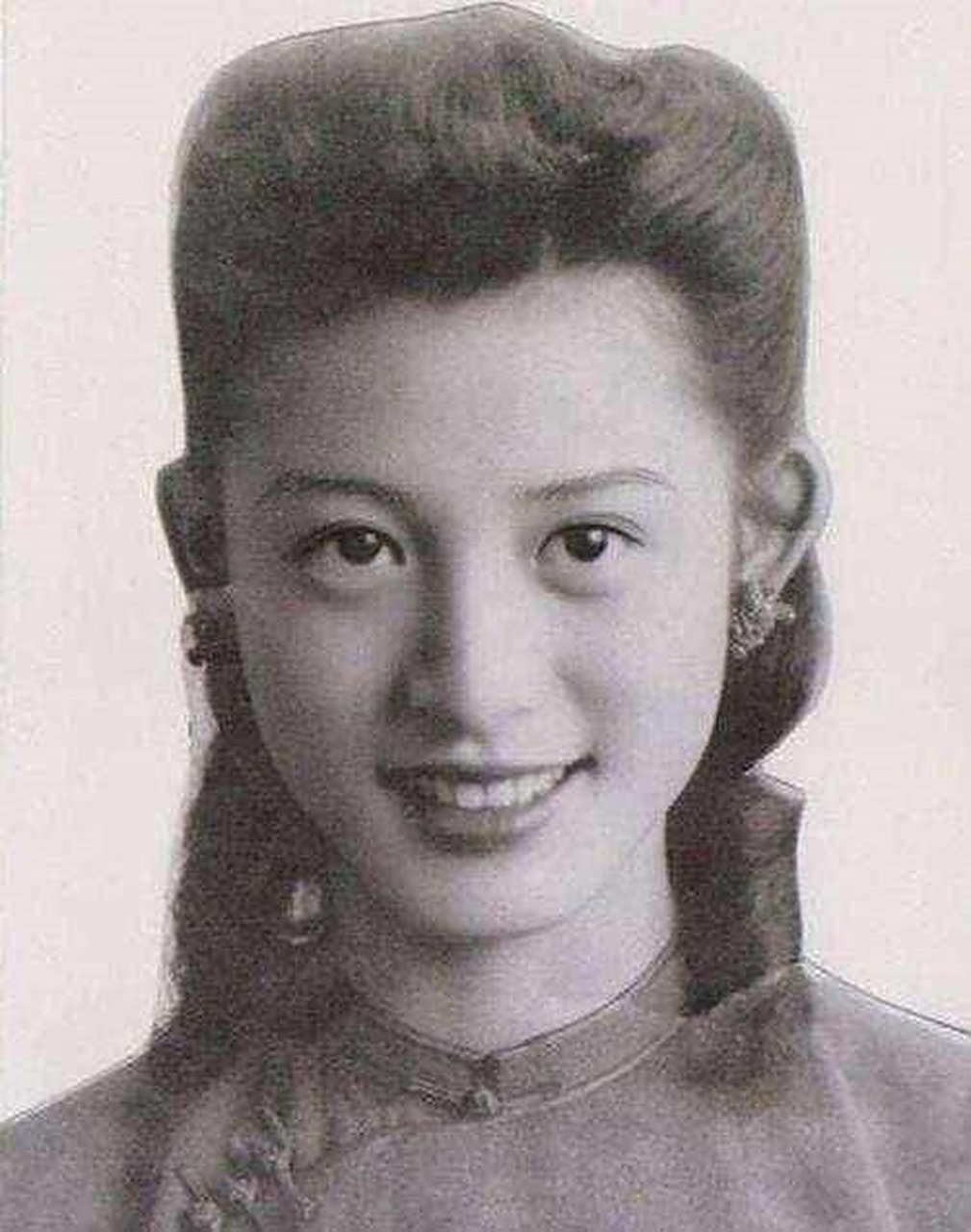 于是他便拉着张光的手说道:"答应我一个条件,我这些财产全是你的".