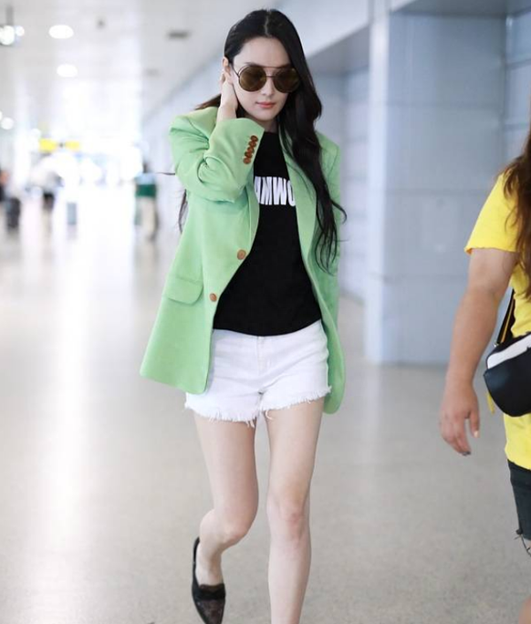 "刀削面"的牛仔短裤搭配绿色西装,让张馨予变得越来越清凉!