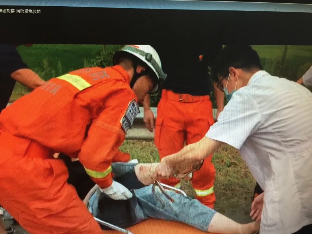 惊险!上饶一女子遭遇车祸脚踝被钢管刺穿,幸亏