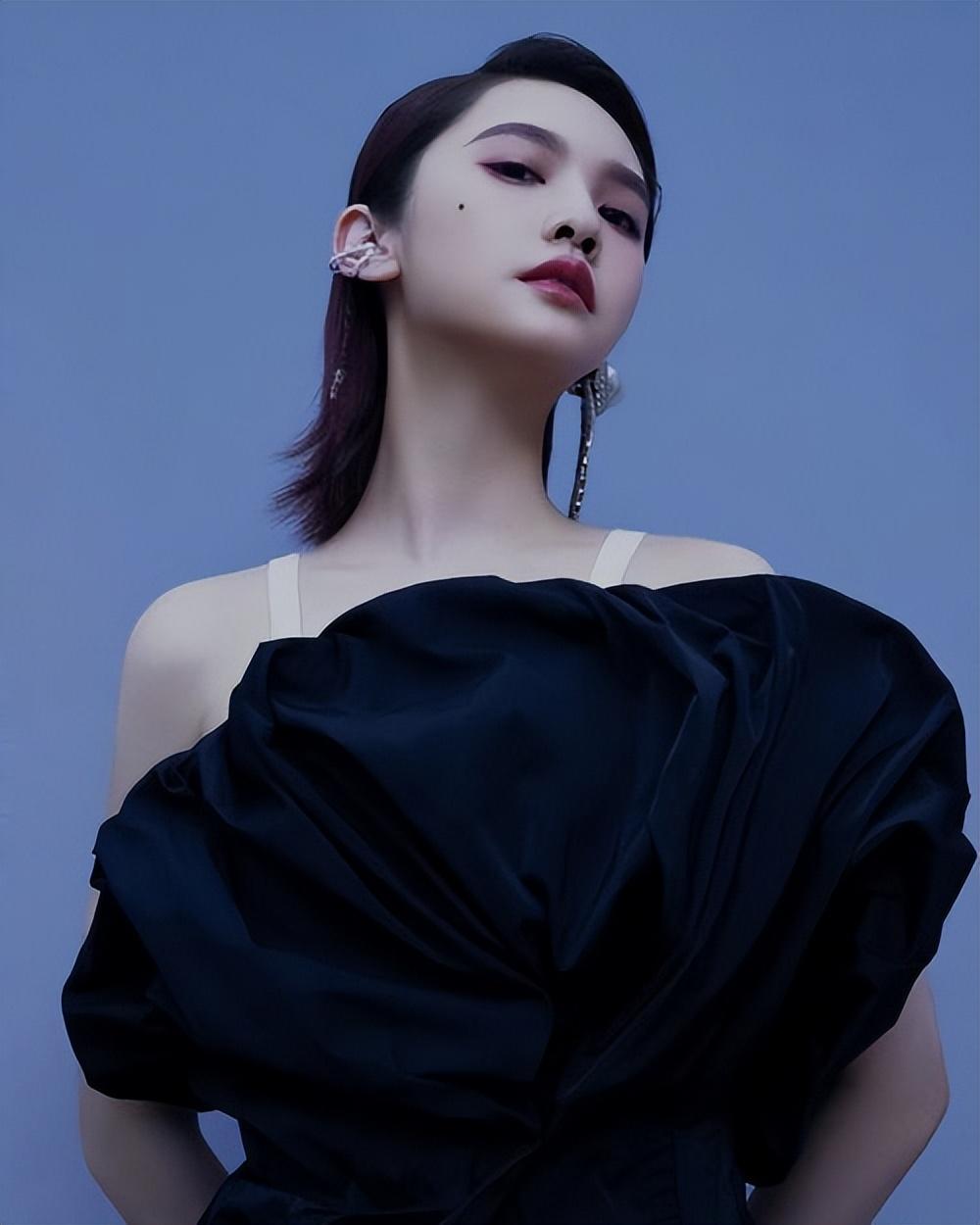 而蔡依林也从最初的青春唱跳风成功转型性感天后,全能diva