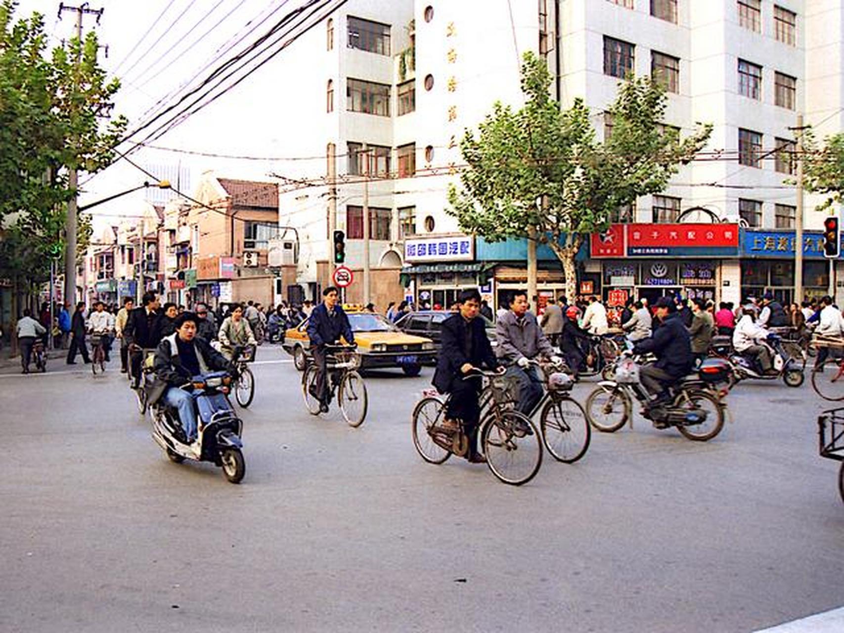 这组上海街道抓拍的彩色照片,记录了上世纪90年代的城市风貌和人文
