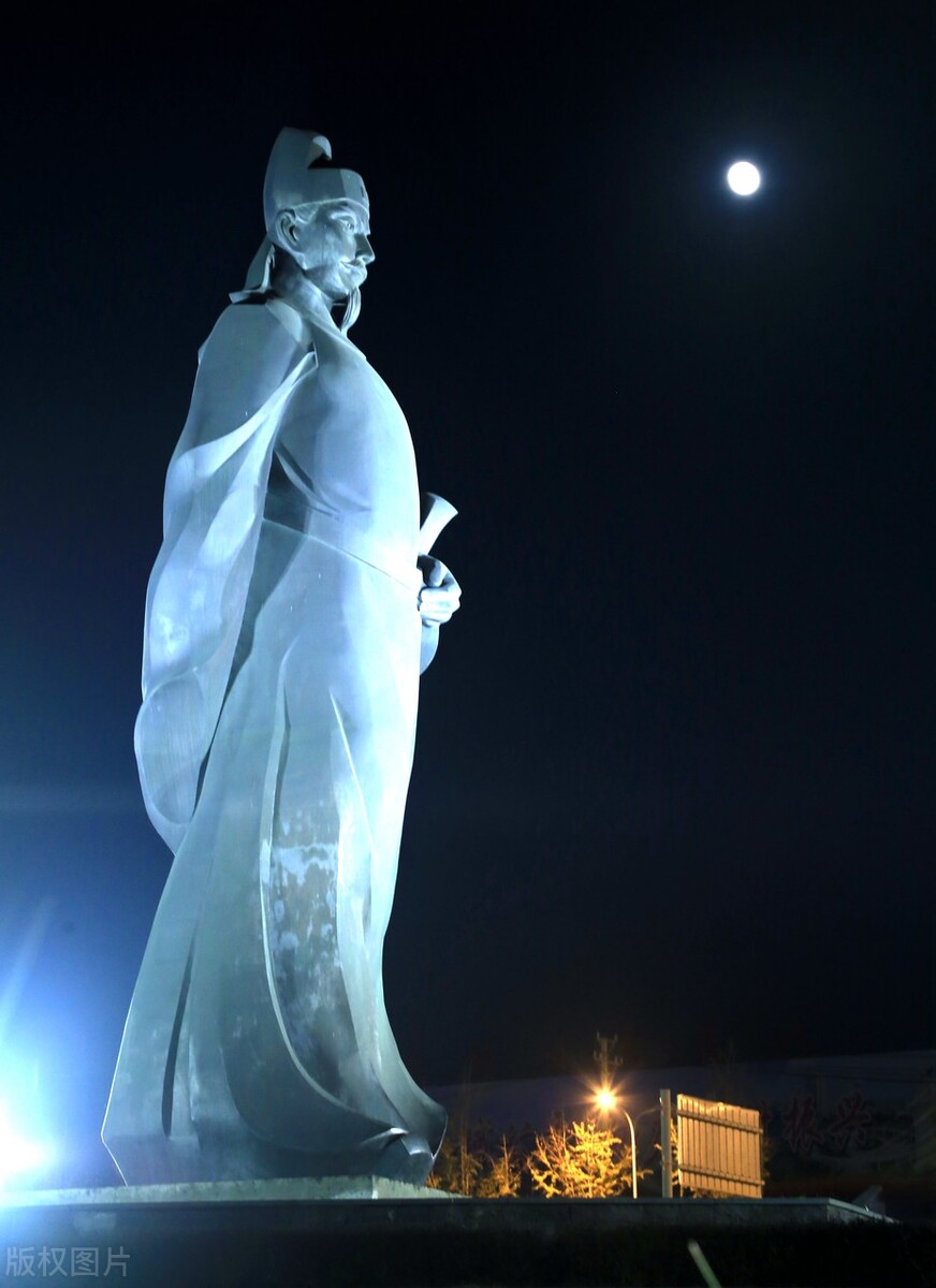 白兆山风景区一座高达62米的李白塑像矗立在海拔383米的主峰之上