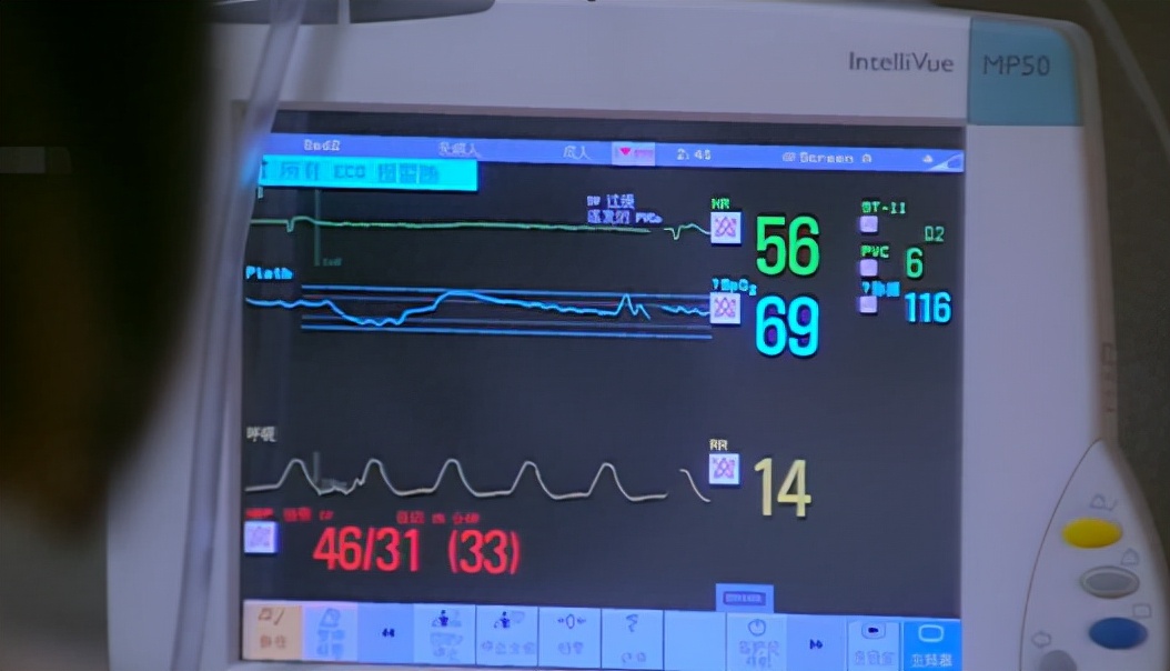 2015年,上海老太误触高压电,送到医院后心跳骤停,医生看后直摇头