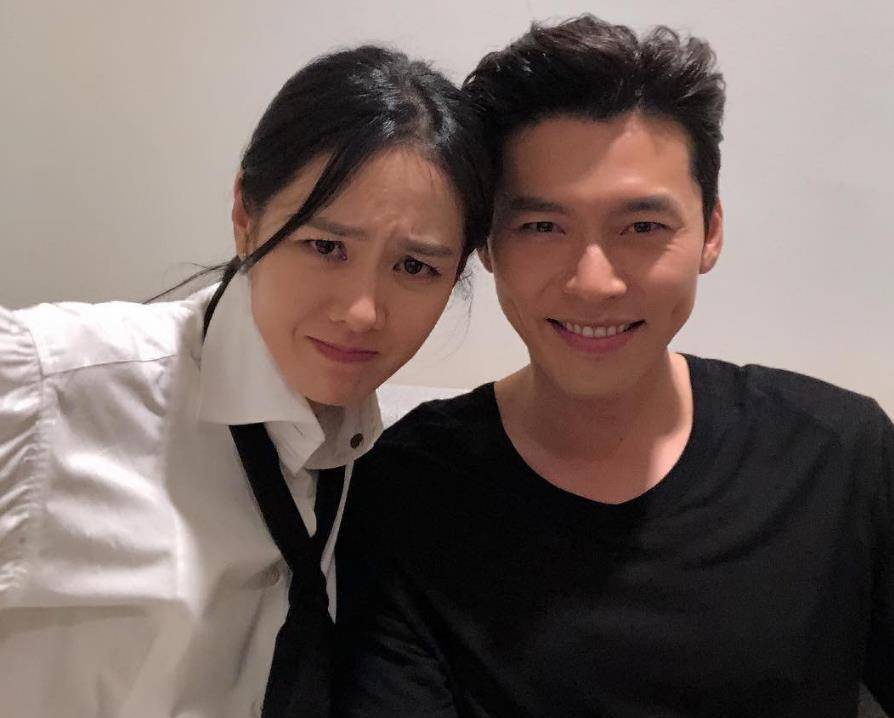 玄彬孙艺珍带儿子外出用餐,甜豆长得超像妈妈,一家三口好幸福
