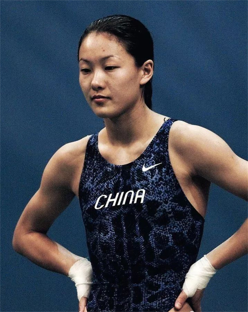 跳水皇后伏明霞:71岁丈夫当上董事长,15岁儿子眉清目秀