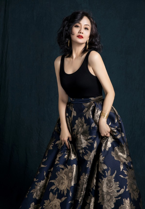 李颖这女人真有50多岁吗,身材似二次发育,说她三十多都有人信