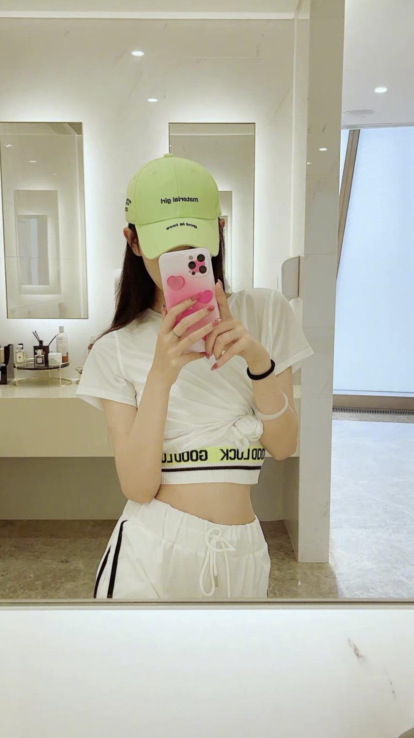 陈瑶健身房打卡,纯白色套装配白色棒球帽,露截小蛮腰性感