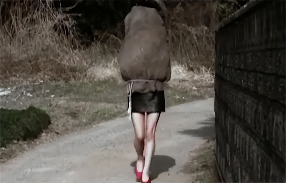 2007年,莆田一农妇被邻居装麻袋活埋,曾哭着求饶:孩子在家等我