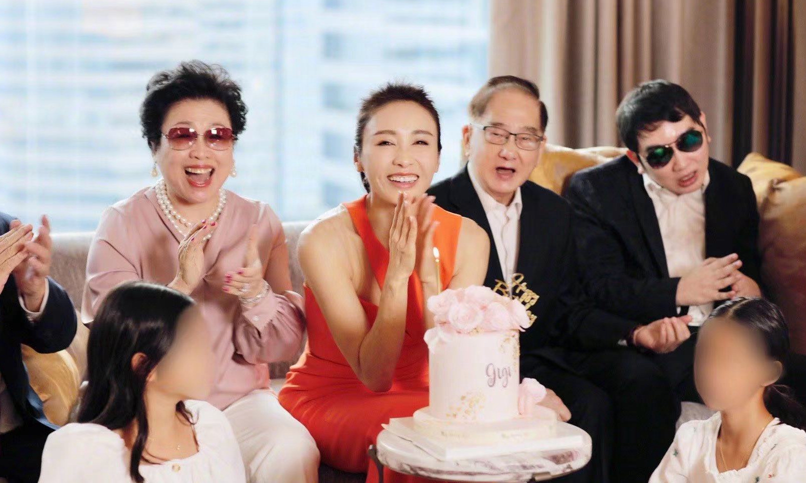 黎姿晒全家福庆50岁生日,马廷强低调坐岳母旁,与黎父傻傻分不清