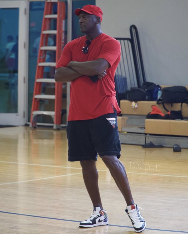 58岁乔丹现身训练场!自信微笑引热议,球迷:仍能打爆这帮小年轻