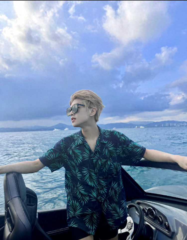 回顾23岁网红凌达乐靠模仿明星鹿晗走红网络自曝月入500万