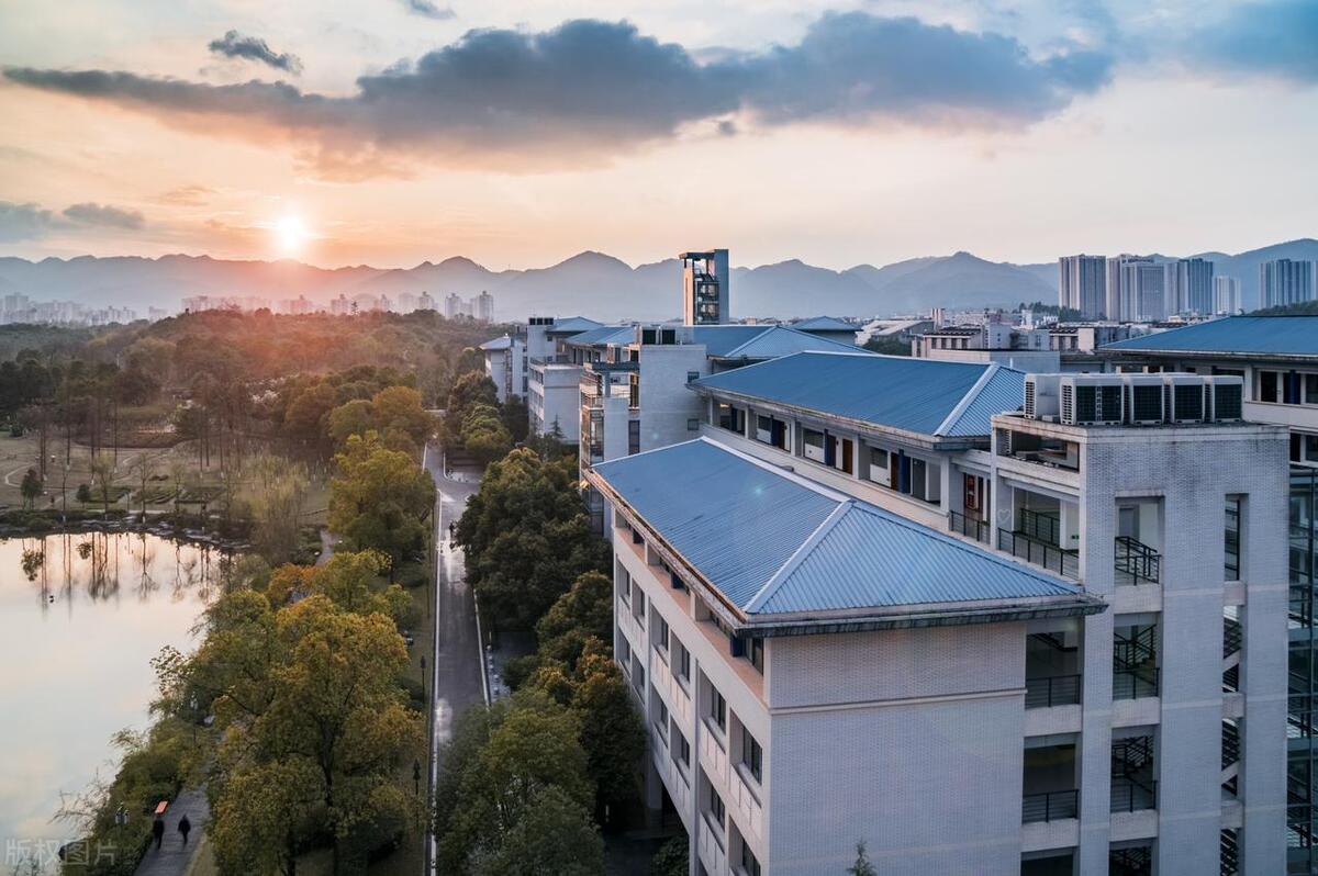 如果你对中南大学感兴趣,想要参观校园了解大学的氛围和学术环境,那么