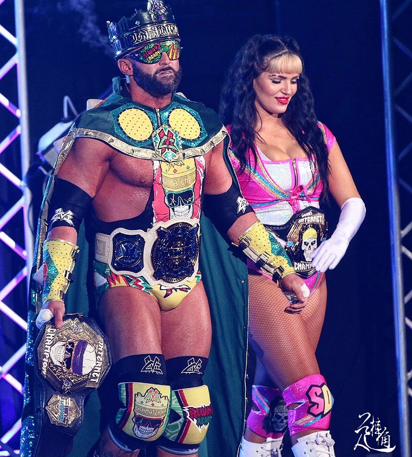 "长岛冰茶"携wwe女双腰带现身独立界,这是在嘲讽老东家?