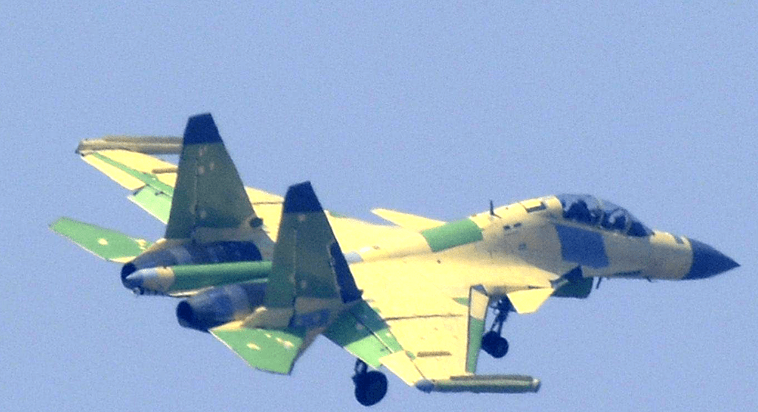 歼15d公开:歼35也无法撼动地位,翼尖和外挂吊舱是战斗力保证