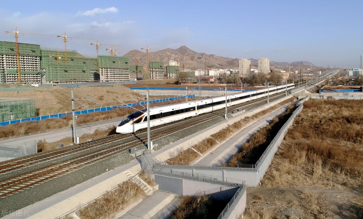 一列复兴号动车组行驶在京张高铁河北省张家口市宣化北站