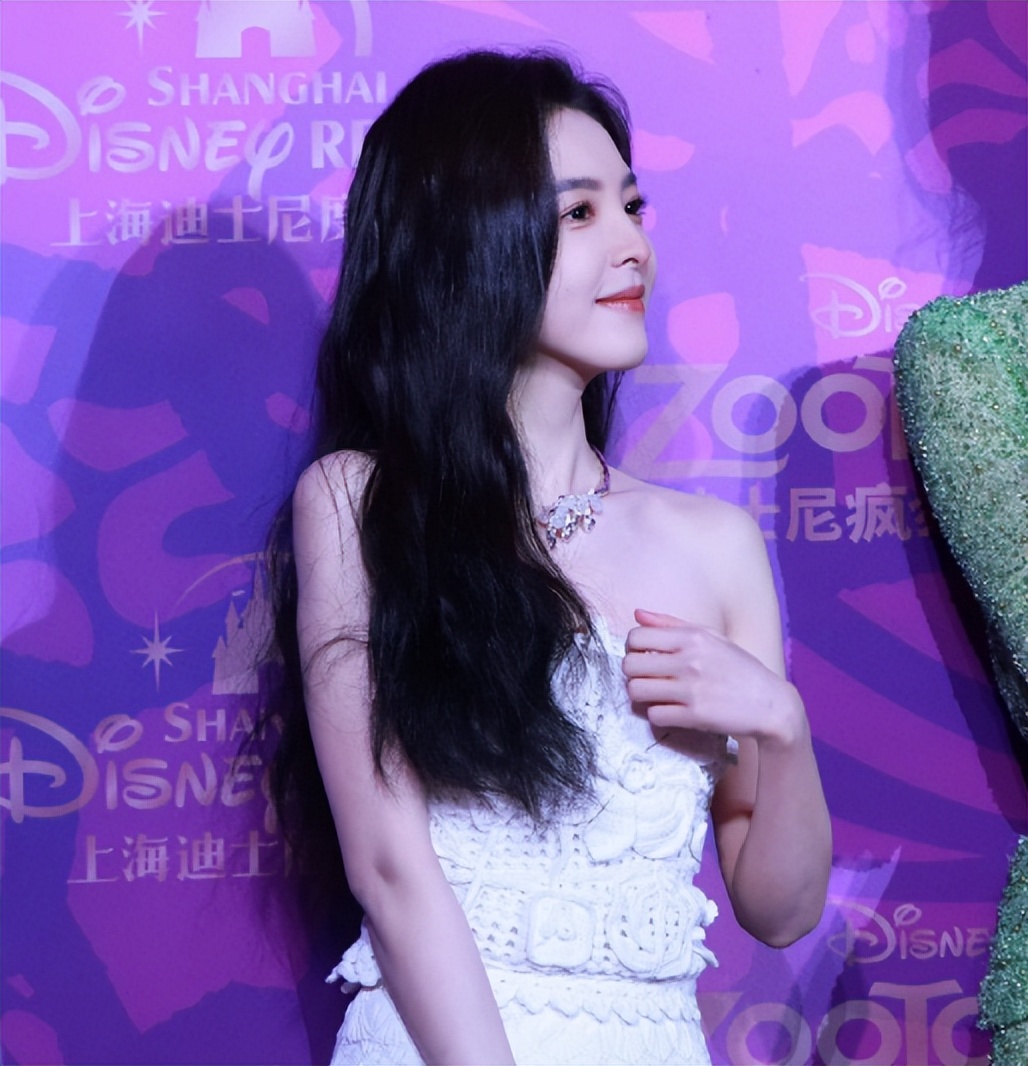 章若楠穿平底鞋走红毯,一样美得不可方物,看来长相才是最大优势