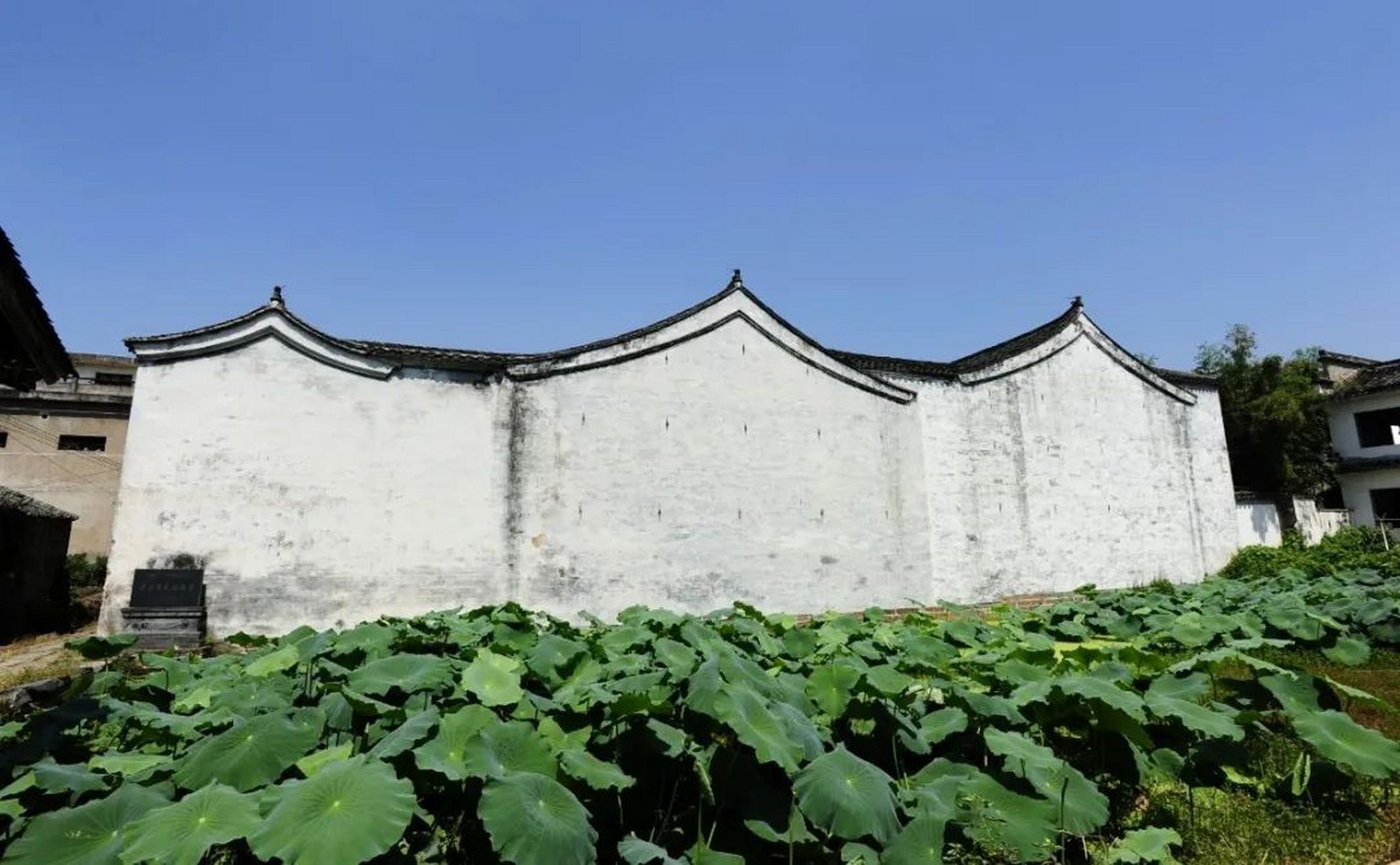 老屋阁及绿绕亭,位于安徽省黄山市徽州区西溪南镇西溪南村,由老屋阁