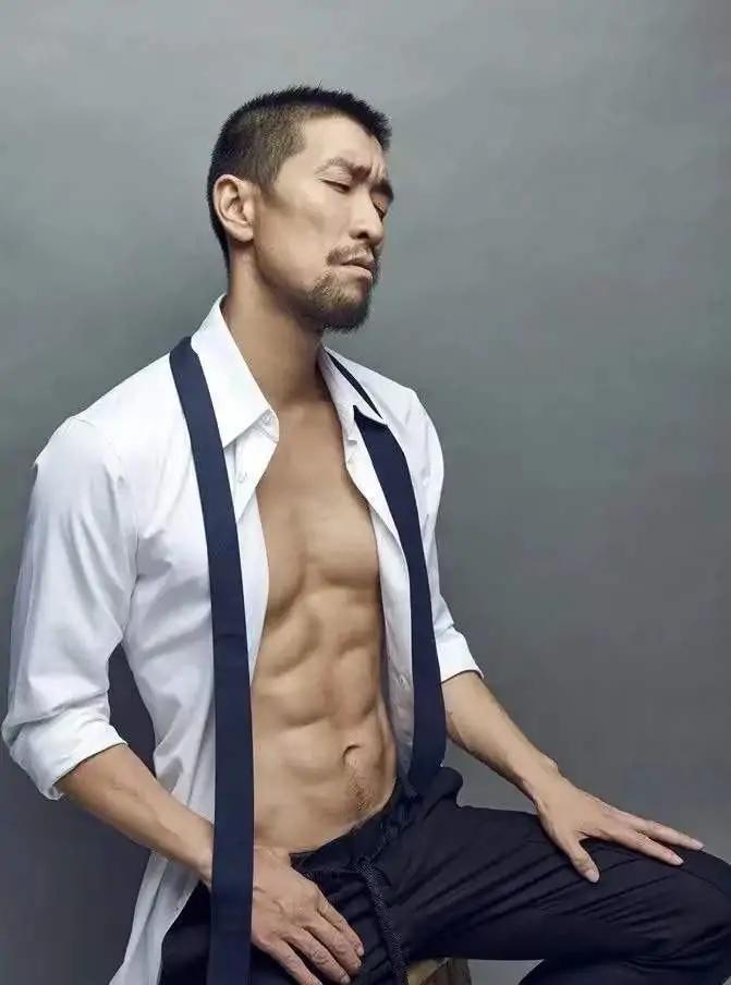 48岁王千源坚持健身,身材健美肌肉发达,人到中年拼的就是自律