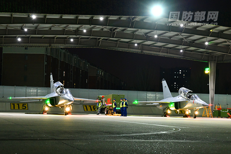 直击丨空军石家庄飞行学院某旅夜航飞行训练现场
