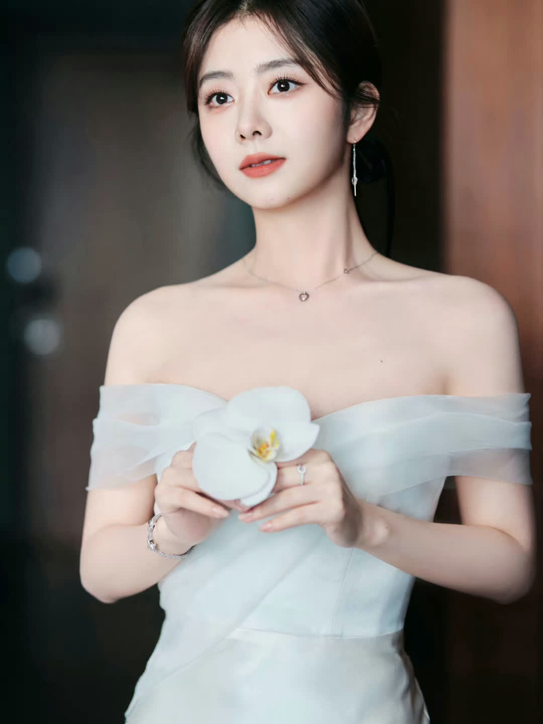 谭松韵缎面丝绸礼裙惊艳亮相品牌活动