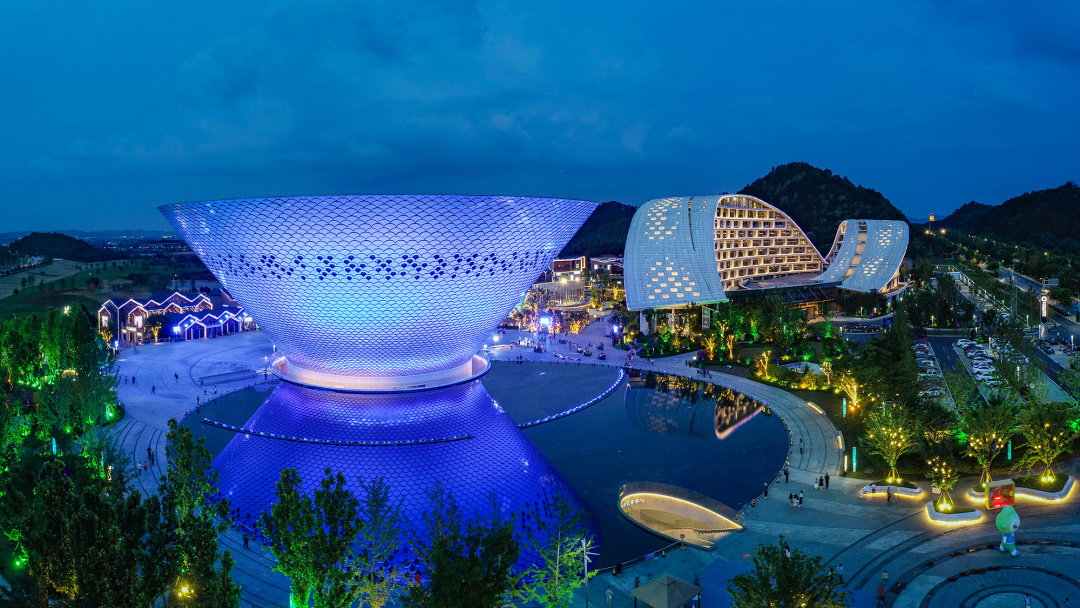 文旅自媒体"九山行记"则在他的微博里向网友这么推荐:"昌南里,一个