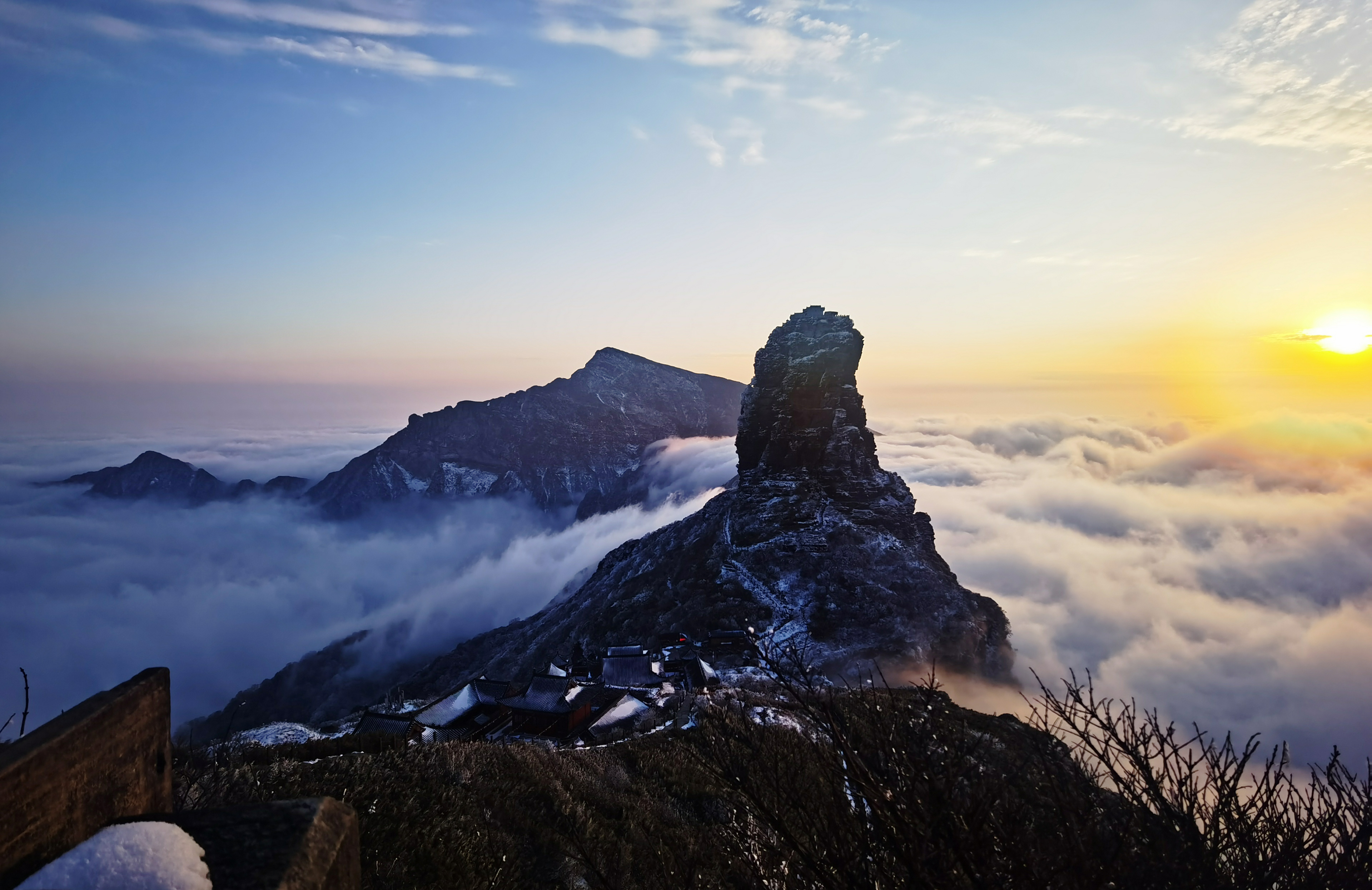 梵净山现夕阳云海景观