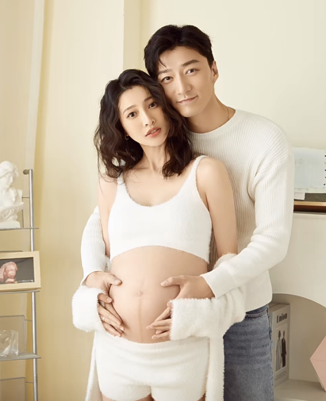 演员金泽灏官宣产子,晒宝宝出生照,妻子白柳汐生产前曾感染新冠