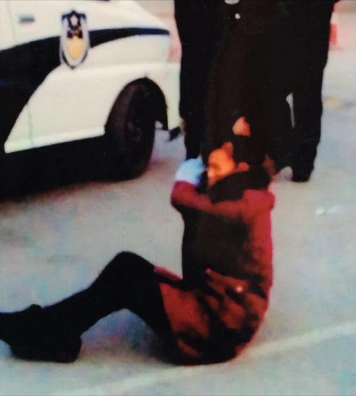 纪实警察踩死讨薪农妇被判5年不服局长赔偿像买菜