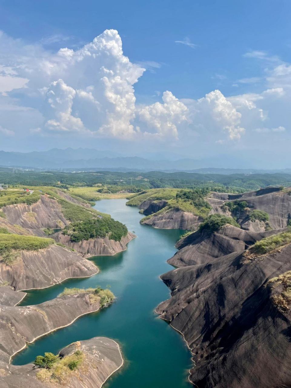 高椅岭风景区位于湖南省郴州市苏仙区桥口镇与资兴市交界处,是一个以