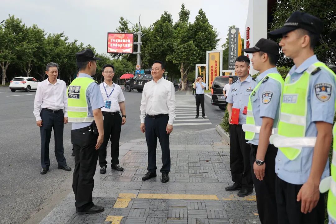 7月6日下午,湖州市委副書記,市長王綱專程到s14安吉出口檢查站看望